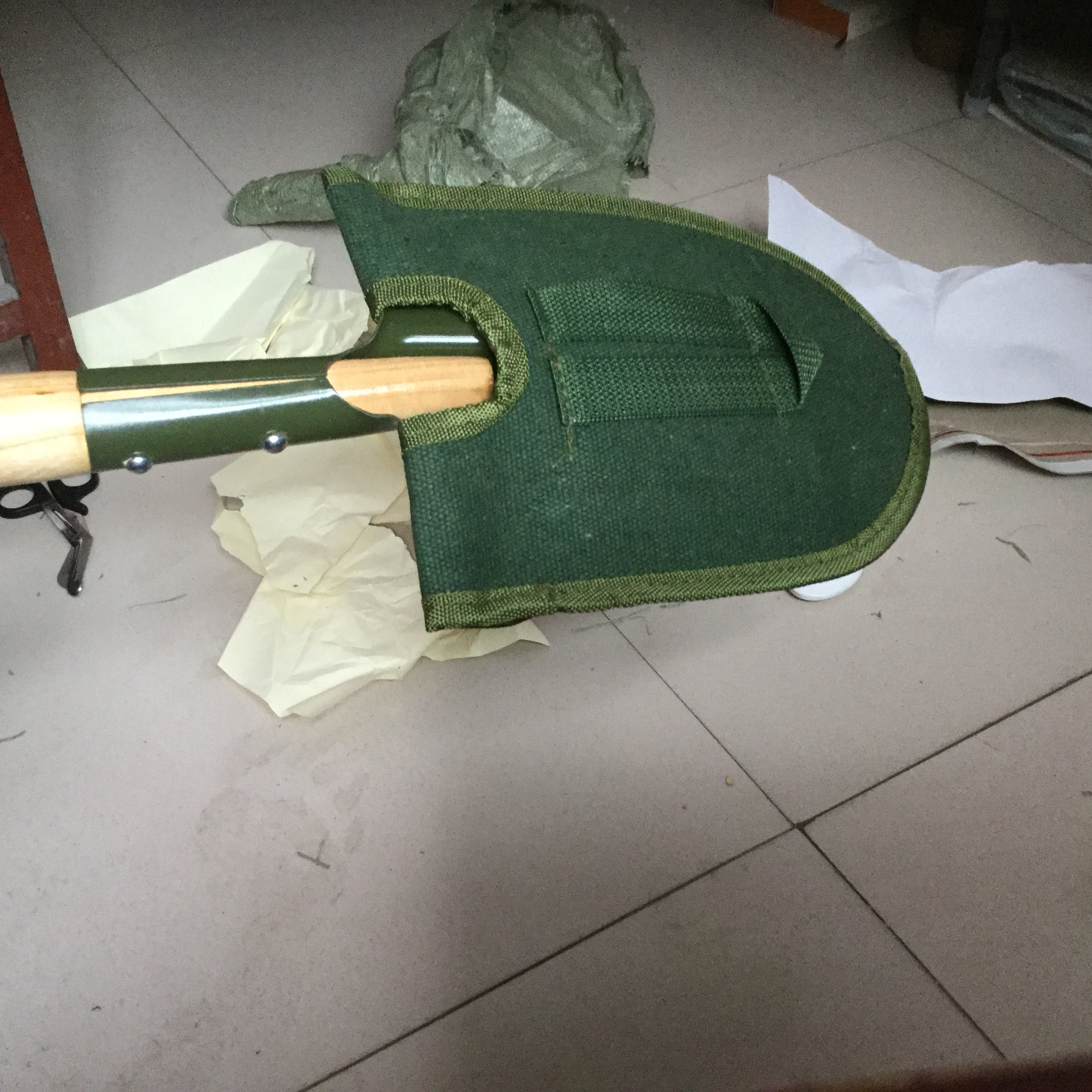 铲套后边有两条织带（盲猜是挂在腰带还是哪里不过也别想了，挺沉的，也缝的不结实（配的“猛士”的铲套。 . ...